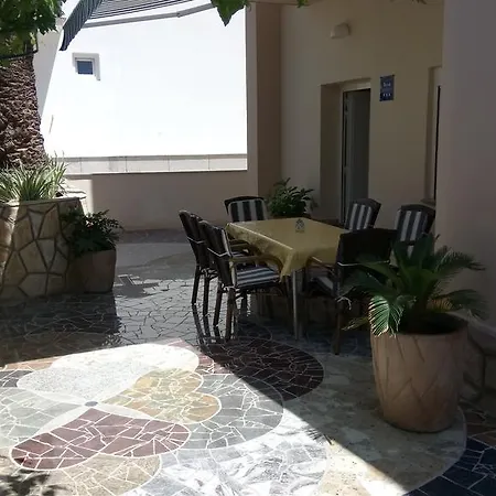 Burin Dvor Apartment *